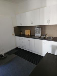 City Villa 41 Blende st Broken Hill NSW 2880的厨房或小厨房