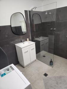 City Villa 41 Blende st Broken Hill NSW 2880的一间浴室