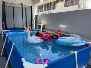 een zwembad met opblaasbaar speelgoed erop bij 1BR 2bathroom 6px v Pool Table nr USM n Nam Wah Ee in Gelugor