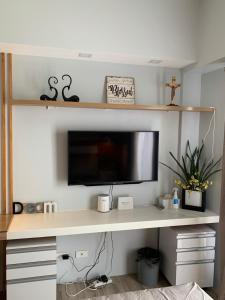 TV a/nebo společenská místnost v ubytování Neat and Cozy Minimalist Studio