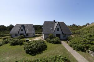two houses on top of a hill at Rüm Hart II, Weestersir in Hörnum