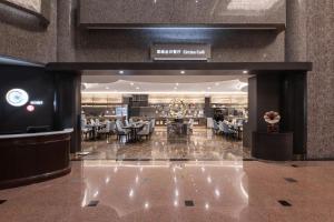 كراون بلازا شنغهاي في شانغهاي: مطعم بطاولات وكراسي في مبنى