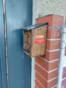 une boîte en bois sur le côté d'un mur dans l'établissement Cottbus Çelik, à Cottbus