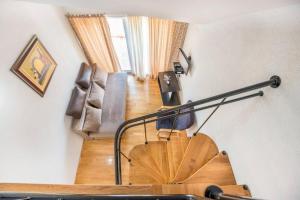 vista su una scala in soggiorno di Majka Apartments a Kotor (Cattaro)