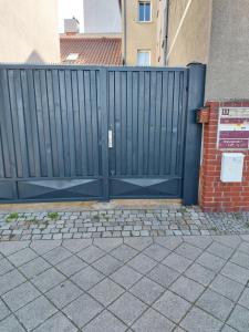 um portão azul em frente a um edifício em Cottbus Çelik em Cottbus