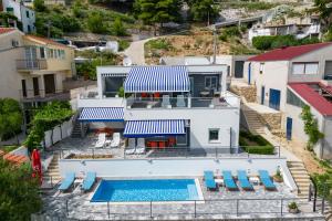eine Luftansicht eines Hauses mit Pool in der Unterkunft Pool Apartments Sweet Oasis Omiš - Happy Rentals in Lokva Rogoznica