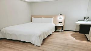 Giường trong phòng chung tại 旅居文旅板橋驛站-湳雅夜市館Hub Hotel Banqiao inn-Nanya Night Market Branch