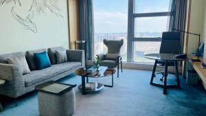 A seating area at Four Points by Sheraton Wuhan, Jiangxia