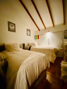 Säng eller sängar i ett rum på Habitación en Casa Cumbres del Lago
