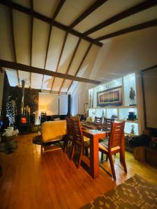 uma sala de estar com uma mesa de jantar e cadeiras em Habitación en Casa Cumbres del Lago em Puerto Varas