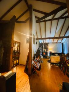 un soggiorno con pavimenti in legno e soffitto di Habitación en Casa Cumbres del Lago a Puerto Varas