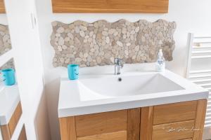 un bagno con un lavandino bianco e uno specchio di Grande villa de standing avec piscine à Sagone en Corse a Sagone Altre 24 foto