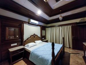 um quarto com uma cama com paredes de madeira e um tecto em Heaven Villa em Panchgani
