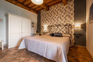 a bedroom with a large bed in a room at Cerchio Verde in Pitigliano