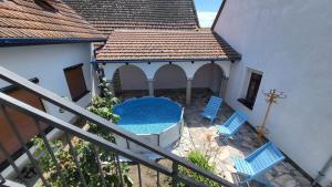 an overhead view of a patio with a pool and two chairs at Naturální vinařství Tomáš Křížek, Penzion Dvorek in Dolní Dunajovice