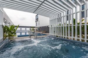 a swimming pool in the middle of a building at Kantary Hotel Korat in Nakhon Ratchasima