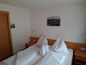 Una cama o camas en una habitación de Grünwaldhof