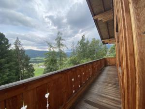 een balkon van een hut met uitzicht op de bergen bij Villa Hansalhof, Wohnung Rosenduft in Mariapfarr