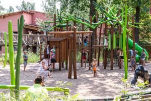 un grupo de niños jugando en un parque infantil en Hotel Dzsungel, en Nyíregyháza