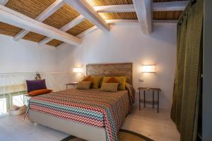 um quarto com uma cama com uma colcha colorida em La dimora Elia' em Muro Leccese
