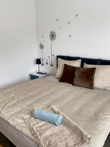 sypialnia z dużym łóżkiem z ręcznikiem w obiekcie Stor 2 værelses lejlighed w mieście Randers