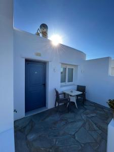 a room with a door and a table with a light at sun studios in Mýkonos City