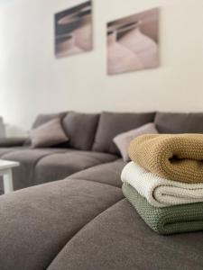 a couch with a pile of towels on top of it at Zentrales Privatapartment in Bad Homburg vor der Höhe