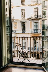 a window with a bench in front of a building at Hotel Pulitzer Barcelona in Barcelona