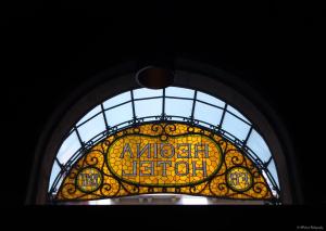 una vidriera con las palabras estación de anaheim en Hotel Regina Barcelona, en Barcelona