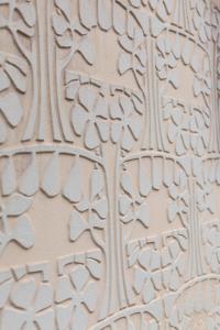 un primer plano de una pared con patrones en ella en Hotel Regina Barcelona, en Barcelona