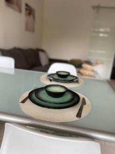 two plates sitting on top of a table at Zentrales Privatapartment in Bad Homburg vor der Höhe
