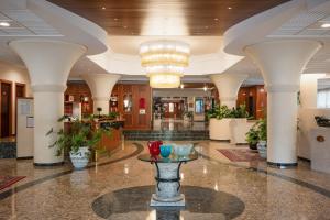 a lobby with a fountain in the middle of a building at Savoy Beach Hotel & Thermal Spa in Bibione