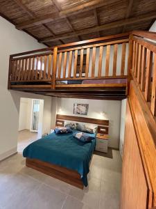 福德勒的住宿－Amarandos Studios Village Bliss，一间卧室设有一张大床,并有楼梯