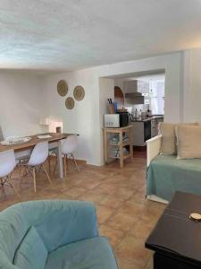 een woonkamer met een bank en een tafel bij vakantiewoning Emponse 7 in Plan-de-la-Tour