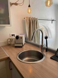 a kitchen counter with a sink and a toaster at vakantiewoning Emponse 7 in Le Plan-de-la-Tour