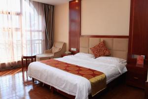 sypialnia z dużym łóżkiem w pokoju w obiekcie JUNYI Hotel Hebei Zhangjiakou West Bridge District Ciershan Street w mieście Zhangjiakou