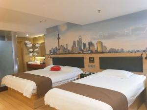 2 Betten in einem Hotelzimmer mit Stadtblick in der Unterkunft Thank Inn Plus Hotel International Resort in Huinan
