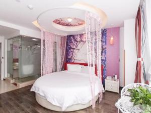 1 dormitorio con 1 cama blanca con dosel en Thank Inn Chain Hotel Anhui Bengbu South Railway Station en Bengbu