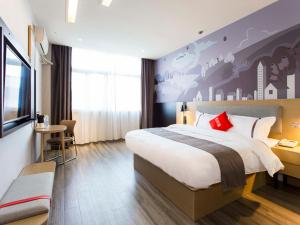 Thank Inn Chain Hotel Economic and Technological Development Zone Yihe Road في ليني: غرفة الفندق بسرير كبير ومكتب