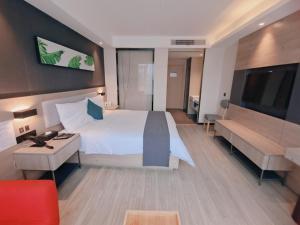 Tempat tidur dalam kamar di Thank Inn Plus Hotel Mianyang Normal University