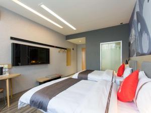 A bed or beds in a room at Thank Inn Chain Hotel Economic and Technological Development Zone Yihe Road