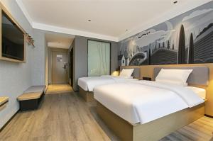 Giường trong phòng chung tại Thank Inn Chain Hotel Shanxi Yangquan Yu County West Xiushui Street