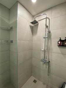 a bathroom with a shower with a glass door at Hotel Jiji Plus in Ch'ai-ch'iao-t'ou +13 photos