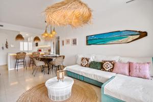 ein Wohnzimmer mit einer Couch und einem Tisch in der Unterkunft Villa Gadea 7-2 in Altea