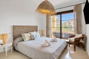 ein Schlafzimmer mit einem Bett und einem großen Fenster in der Unterkunft Villa Gadea 7-2 in Altea