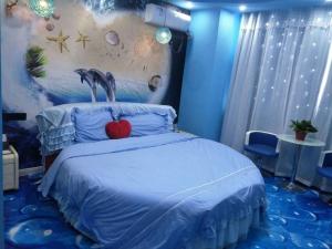 Un dormitorio azul con una cama con una manzana roja. en Thank Inn Chain Hotel Anhui Bengbu South Railway Station en Bengbu