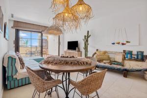 uma sala de estar com mesa e cadeiras em Villa Gadea 7-2 em Altea