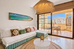 ein Wohnzimmer mit einer Couch und einem Tisch in der Unterkunft Villa Gadea 7-2 in Altea + 32 Fotos