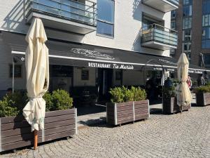 哥本哈根的住宿－Copenhagen centre luxury apartment - Østerbro，两把封闭式伞,坐在大楼前