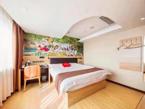 輝南にあるThank Inn Plus Hotel International Resortのベッドルーム1室(ベッド1台、デスク、絵画付)